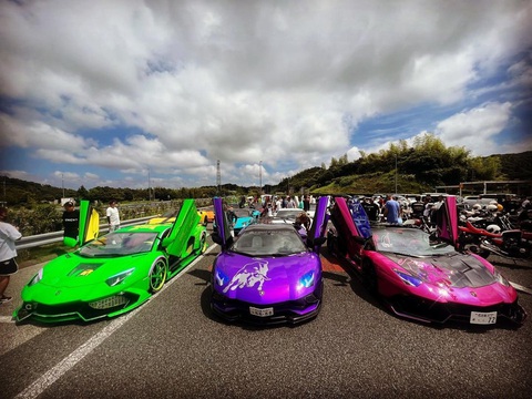 Tay chơi Lamborghini cực dị: Ồn ào, hào nhoáng, pha lê và kim cương - Ảnh 12. Tay chơi Lamborghini cực dị: Ồn ào, hào nhoáng, pha lê và kim cương - Ảnh 12.