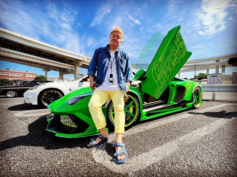 Tay chơi Lamborghini cực dị: Ồn ào, hào nhoáng, pha lê và kim cương - Ảnh 13. Sau đó, ông chuyển sang chơi Lamborghini. Nhưng ông cũng nhanh chóng nhận ra “siêu bò” của mình không đủ nổi bật khi đặt cạnh những “con bò” khác. Vì vậy, ông đã tìm cách độ lại những chiếc xe của mình. Ban đầu lấy cảm hứng từ việc độ mô tô thuở trước, sau đó là Darth Vader (từ series Star Wars - Chiến tranh giữa các vì sao), dần dần ông phát triển phong cách độ của riêng mình: lớn hơn, ống xả ồn ào hơn, bóng LED hào nhoáng, màu sơn nổi bật, và kim cương - Ảnh: morohoshi7777/Instagram