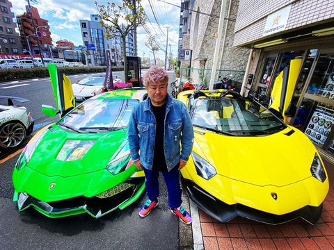 Tay chơi Lamborghini cực dị: Ồn ào, hào nhoáng, pha lê và kim cương - Ảnh 15. Phong cách độ của Morohoshi không phải kiểu “dễ ưa” với những tín đồ mê xe truyền thống. Vì lẽ đó, trong các cuộc họp mặt, anh thường bị gạt ra bên lề, nhưng anh không quan tâm và tự tạo nhóm của riêng mình. Dù nhóm này cũng đã tan rã do mỗi thành viên đều có cá tính rất mạnh hệt như chiếc xe của họ vậy, nhưng Morohoshi vẫn rất vui vì mỗi chiếc xe từng có mặt trong nhóm đó đều đặc biệt, đều độc đáo. Ông nói: “Chúng tôi đã tạo ra một điều mới lạ” - Ảnh: morohoshi7777/Instagram