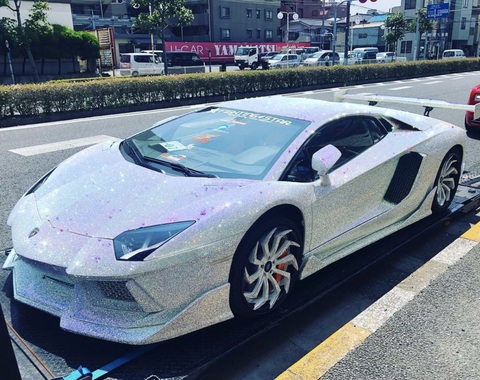 Tay chơi Lamborghini cực dị: Ồn ào, hào nhoáng, pha lê và kim cương - Ảnh 6. Một siêu phẩm khác là Lamborghini Aventador nạm 1.350.000 viên pha lê Swarovski. Chiếc xe nguyên bản có giá khoảng 2 triệu USD, và sau khi được khoác “áo mới”, Aventador của Morohoshi giờ đắt thêm khoảng 1,35 triệu USD. Ngoài ra, ông còn thay bộ la-zăng Lexani, ống giảm thanh và đèn LED - Ảnh: morohoshi7777/Instagram