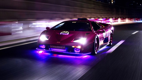 Bộ sưu tập Lamborghini cực dị của tay chơi Nhật Bản: Toàn kim cương trên lớp sơn 'kiểu cách' khó tin - Ảnh 4. Một trong những chiếc xe nổi tiếng nhất của Morohoshi là chiếc Lamborghini Diablo Super Veloce đính kim cương trên nền lớp sơn màu hồng từ đầu đến đuôi. Được bổ sung dây đèn LED ôm thân và đèn trang trí ẩn trong các hốc gió, trông chiếc xe như một bữa tiệc ánh sáng ngoạn mục - Ảnh: Top Gear