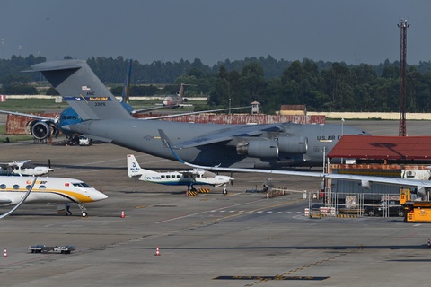 'Ngựa thồ' C-17 chuyên phục vụ Tổng thống Mỹ đến Nội Bài - Ảnh 2. Chiếc C-17 chờ bốc dỡ hàng hóa chiều 1-9. Với phi hành đoàn chỉ ba người, bao gồm hai phi công và một sĩ quan giám sát việc bốc dỡ hàng hóa, C-17 có thể mang tối đa 77 tấn hàng hóa các loại cho mỗi chuyến - Ảnh: QUANG MINH