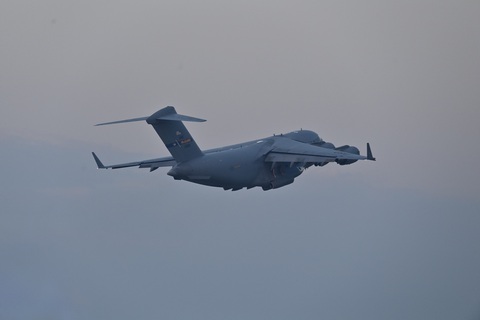 'Ngựa thồ' C-17 chuyên phục vụ Tổng thống Mỹ đến Nội Bài - Ảnh 4. Dự kiến trong những ngày tới, sẽ có thêm nhiều "ngựa thồ" C-17 đến Hà Nội để chuẩn bị cho chuyến thăm của Tổng thống Mỹ Joe Biden - Ảnh: QUANG MINH