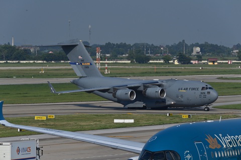 'Ngựa thồ' C-17 chuyên phục vụ Tổng thống Mỹ đến Nội Bài - Ảnh 1. C-17 lăn bánh tới hangar để bốc dỡ hàng hóa - Ảnh: QUANG MINH