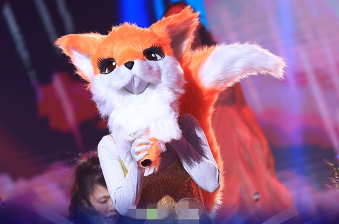 Xuất hiện mascot Bố Gấu, Cáo Tiểu Thư sở hữu giọng hát khủng - Ảnh 1. Mascot Cáo Tiểu Thư