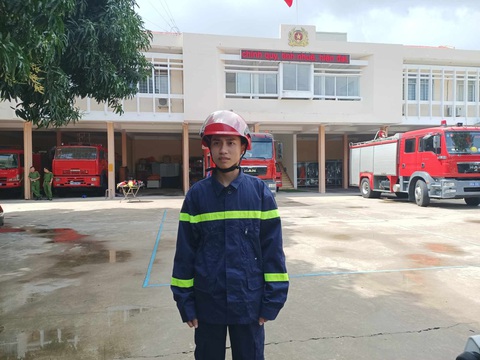 Chiến sĩ kể lại thời khắc cứu cháu bé trong vụ cháy Phan Thiết - Ảnh 1. Binh nhì Trần Văn Quỳnh kể lại thời khắc sơ cứu cháu bé được nhiều người dân xúc động - Ản: MAI THỨC