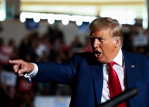 Ông Trump: cứ tới bầu cử là lại đưa tin COVID - Ảnh 1. Cựu tổng thống Mỹ Donald Trump, ứng viên tranh cử tổng thống năm 2024 bên Đảng Cộng hòa - Ảnh: Reuters