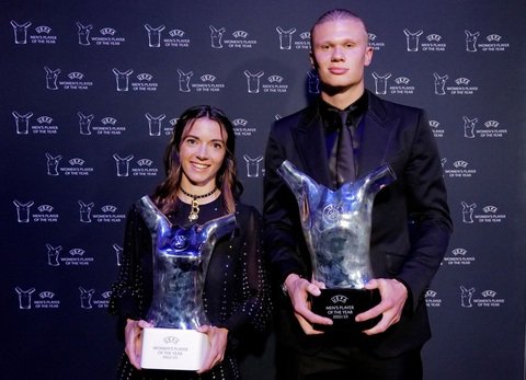 Vượt mặt Messi, Haaland là Cầu thủ hay nhất năm tại châu Âu - Ảnh 1. Aitana Bonmati và Erling Haaland với danh hiệu "Cầu thủ nam và nữ xuất sắc nhất năm" của UEFA - Ảnh: UEFA