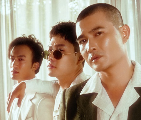 Diễn viên Quang Sự (phải), Thanh Sơn, Doãn Quốc Đam chụp bộ ảnh kỷ niệm Quang Sự cạo đầu trong phim Gia đình mình vui bất thình lình - Ảnh: NVCC Diễn viên Quang Sự (phải), Thanh Sơn, Doãn Quốc Đam chụp bộ ảnh kỷ niệm Quang Sự cạo đầu trong phim "Gia đình mình vui bất thình lình" - Ảnh: NVCC