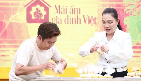 Tin tức giải trí 1-9: Chi Pu đóng phim về ma cà rồng sau thành công tại 'Đạp gió 2023' - Ảnh 4. Nghệ sĩ Quốc Đại và Cẩm Tiên thực hiện thử thách làm và ăn bánh pía để mang tiền thưởng về cho ba em nhỏ có hoàn cảnh khó khăn - Ảnh: BTC