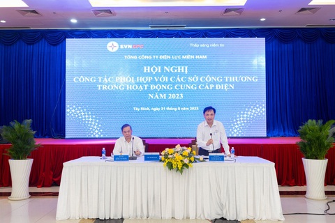 EVNSPC phối hợp với 21 tỉnh phía Nam tháo gỡ khó khăn để đảm bảo điện - Ảnh 1. Ông Dương Văn Thắng - phó chủ tịch UBND tỉnh Tây Ninh và Nguyễn Phước Đức - tổng giám đốc EVNSPC (đứng) cùng chủ trì hội nghị - Ảnh: Cty cung cấp