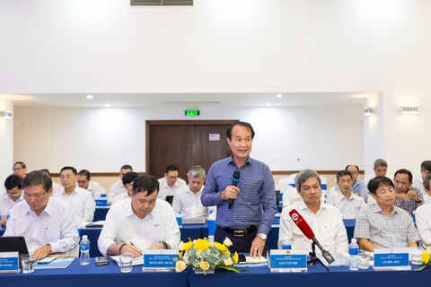 EVNSPC phối hợp với 21 tỉnh phía Nam tháo gỡ khó khăn để đảm bảo điện - Ảnh 2. Ông Lưu Văn Phi – Giám đốc Sở Công Thương Tiền Giang phát biểu ý kiến tại hội nghị - Ảnh: Cty cung cấp