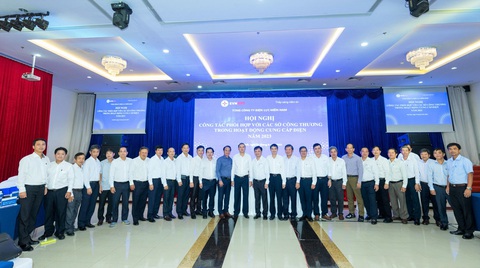 EVNSPC phối hợp với 21 tỉnh phía Nam tháo gỡ khó khăn để đảm bảo điện - Ảnh 4. Lãnh đạo EVNSPC và Lãnh đạo các Sở Công Thương chụp ảnh lưu niệm tại hội nghị- Ảnh: Cty cung cấp