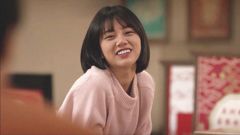 Delta Air Lines xin lỗi Lee Hyeri của 'Reply 1988' nhưng không trả lời cáo buộc phân biệt chủng tộc - Ảnh 1. Lee Hyeri nổi tiếng nhờ vai diễn Sung Duk Sun trong "Reply 1988", nữ diễn viên khắc họa thành công tính cách nhân vật theo hướng vui vẻ, trẻ con, tưng tửng nhưng cũng rất đỗi tình cảm - Ảnh: SBS