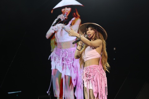 'Chị đại Kpop' Jessi đội nón lá khiến 20 ngàn fan Việt nhún nhảy - Ảnh 4. Jessi còn có lời nhắn gửi ý nghĩa đến các bạn tân sinh viên