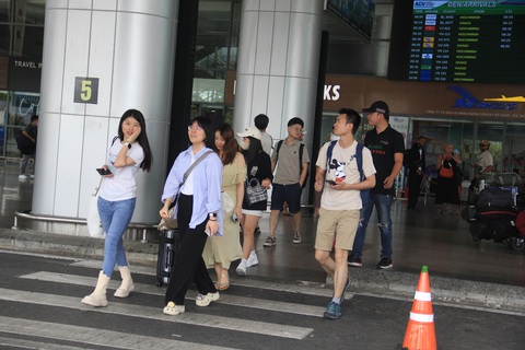 Khách du lịch đến Đà Nẵng đông nhưng kén chọn - Ảnh 1. Tần suất các chuyến bay đến và đi dày đặc tại sân bay Đà Nẵng vào sáng 1-9 - Ảnh: TRƯỜNG TRUNG