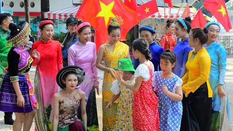 Lễ 2-9: Bus sông sốt vé, trung tâm thương mại, siêu thị chỗ đông nơi vắng - Ảnh 5. Công viên Đầm Sen với đa dạng sắc màu, chương trình giải trí trong ngày 1-9 - Ảnh: Đ.S