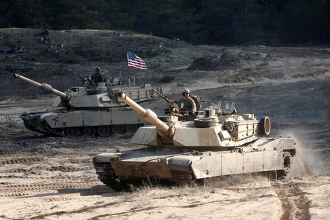 Ukraine sắp nhận xe tăng Abrams, đào tạo phi công F-16 - Ảnh 1. Xe tăng M1A1 Abrams của Mỹ tham gia tập trận ở Latvia - Ảnh: Reuters