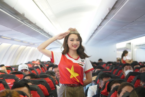 Kỷ niệm Quốc Khánh trên độ cao 10.000 mét - Ảnh 1. Kỷ niệm Quốc Khánh trên độ cao 10.000 mét - Ảnh 1.