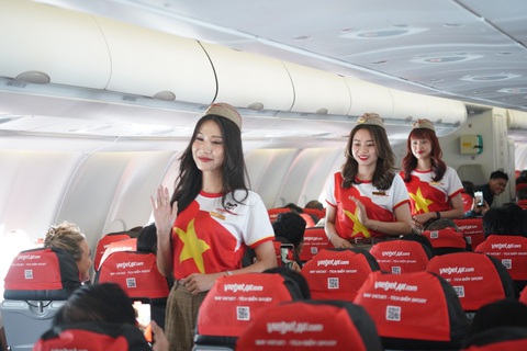 Kỷ niệm Quốc Khánh trên độ cao 10.000 mét - Ảnh 2. Phi hành đoàn ấn tượng với đồng phục cờ đỏ sao vàng chào đón hành khách