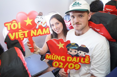 Kỷ niệm Quốc Khánh trên độ cao 10.000 mét - Ảnh 3. Du khách quốc tế hưởng ứng các chương trình của Vietjet