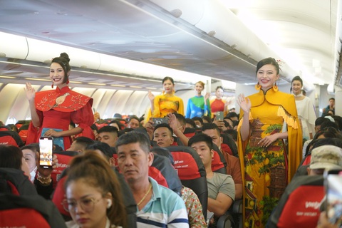 Kỷ niệm Quốc Khánh trên độ cao 10.000 mét - Ảnh 4. Tà áo dài được trình diễn ở độ cao 10.000m. Ảnh: VIETJET