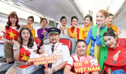 Kỷ niệm Quốc Khánh trên độ cao 10.000 mét - Ảnh 9. Phi hành đoàn cùng các tiếp viên chuẩn bị cho màn trình diễn áo dài