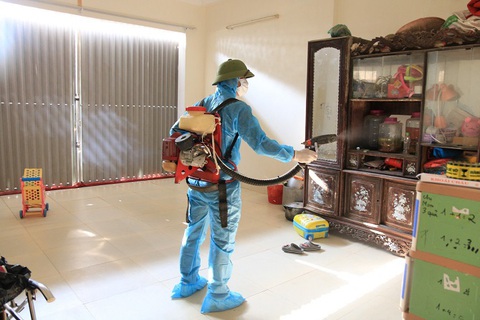 Tin tức sáng 2-9: Hơn 149.000 doanh nghiệp thành lập mới, hoạt động lại; Xuất hiện dịch bạch hầu - Ảnh 1. Cán bộ y tế phun phòng chống muỗi sốt xuất huyết - Ảnh: Sở Y tế Hà Nội