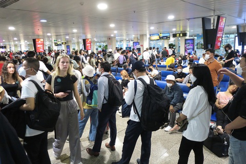 Đưa hệ thống sân bay Việt Nam cất cánh - Ảnh 7. Du khách làm thủ tục lên máy bay luôn đông kín tại sân bay Tân Sơn Nhất dịp lễ Tết - Ảnh: T.T.D