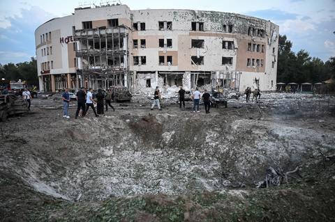 Quang cảnh địa điểm Nga tấn công tên lửa ở Zaporizhzhia, Ukraine ngày 10-8 - Ảnh: REUTERS Quang cảnh địa điểm Nga tấn công tên lửa ở Zaporizhzhia, Ukraine ngày 10-8 - Ảnh: REUTERS