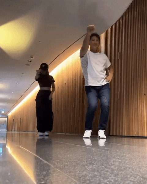 Jiyeon (T-ara) và cầu thủ bóng chày Hwang Jae Gyun nhảy 'See tình' - Ảnh 1. Khán giả ngạc nhiên trước phần thể hiện xuất sắc của chồng Jiyeon bởi anh vốn là một vận động viên bóng chày chuyên nghiệp - Ảnh chụp màn hình