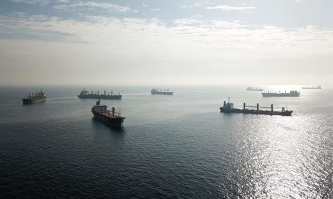 Hai tàu chở hàng thứ ba và thứ tư đã rời cảng Odessa - Ảnh 1. Một số tàu chở ngũ cốc ngoài khơi Biển Đen, gần phía nam eo biển Bosphorus, Istanbul, Thổ Nhĩ Kỳ - Ảnh: THE GUARDIAN