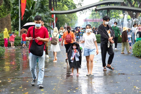 Thời tiết hôm nay 2-9: Lễ Quốc khánh, Nam Bộ mưa bất chợt, Bắc Bộ nắng nóng - Ảnh 1. Hôm nay thời tiết Nam Bộ mưa dông bất chợt, người dân đi chơi lễ cần chú ý - Ảnh: PHƯƠNG QUYÊN