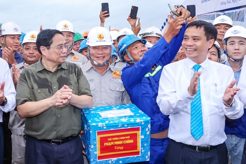 Đưa hệ thống sân bay Việt Nam cất cánh - Ảnh 5. Thủ tướng tặng quà cho cán bộ, người lao động trên công trườnghai dự án - Ảnh: VGP