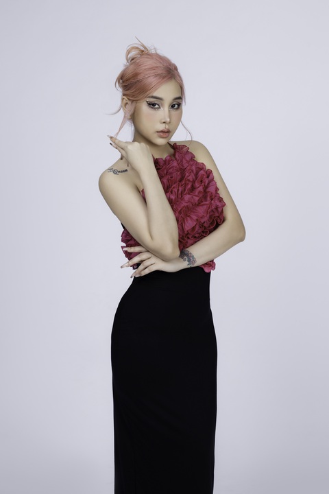 UKI Uyên: Tôi idol chị Mỹ Tâm từ nhỏ, rất muốn có cơ hội hợp tác với chị ấy - Ảnh 5. Trong vòng một tháng, UKI Uyên đã cho ra mắt hai MV được đầu tư chỉn chu. Đây cũng là minh chứng rõ nhất cho quyết định theo đuổi sự nghiệp ca hát nghiêm túc của cô.