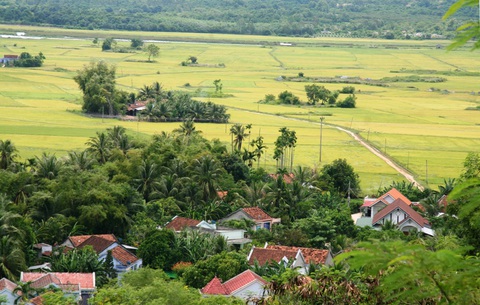 Tăng cường cấp “sổ đỏ” để ngăn chặn “tín dụng đen” ở Khánh Hòa - Ảnh 1. Khánh Hòa đẩy nhanh việc cấp "sổ đỏ" cho dân nhằm ngăn chặn tình trạng "tín dụng đen" - Ảnh: PHAN SÔNG NGÂN