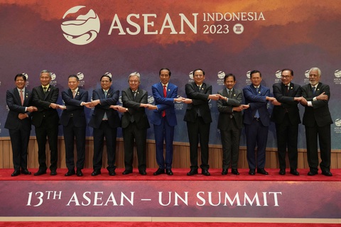 Indonesia với dấu ấn AIPF trong năm ASEAN 2023 - Ảnh 2. Các lãnh đạo và đại diện ASEAN, Liên Hiệp Quốc tại hội nghị cấp cao giữa hai bên tại Jakarta ngày 7-9 - Ảnh: REUTERS