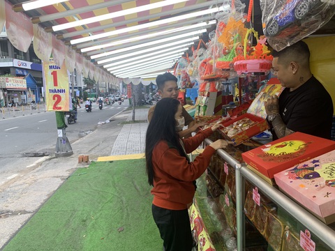 Tin tức sáng 11-9: Chưa trung thu sức mua đã chậm, phải khuyến mãi; Không được lái xe quá 4h liền - Ảnh 1. Nhiều cửa hàng bán bánh trung thu đã treo bảng "mua 1 tặng 1, tặng 2" - Ảnh: LÂM QUỐC VIÊT