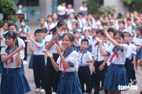 Học sinh tiểu học được học nhảy miễn phí - Ảnh 1. Em Nguyễn Lê Quỳnh Anh (học sinh lớp 5/7, giữa) thích thú cùng bạn bè học nhảy