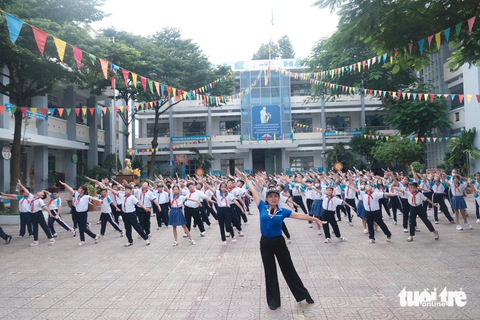 Học sinh tiểu học được học nhảy miễn phí - Ảnh 3. Mỗi buổi sáng thứ tư, thứ sáu, thứ bảy, các em học sinh sẽ được học nhảy miễn phí
