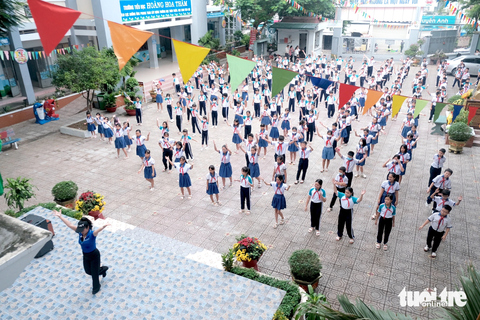 Học sinh tiểu học được học nhảy miễn phí - Ảnh 5. Học sinh Trường tiểu học Hoàng Hoa Thám học nhảy 30 phút trước khi vào lớp học