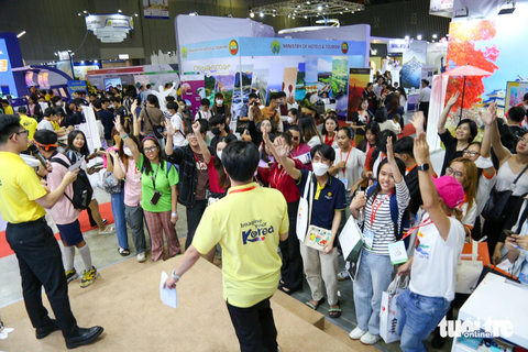 ITE HCMC 2023: điểm đến của “Người mua quốc tế” - Ảnh 1. Du khách hào hứng tham gia trò chơi của gian hàng du lịch Hàn Quốc để nhận nhiều ưu đãi - Ảnh: PHƯƠNG QUYÊN