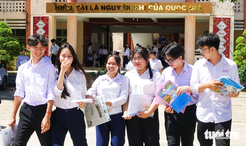 Yến Nhi (thứ ba từ trái sang) vui mừng hoàn thành kỳ thi tốt nghiệp THPT năm 2023 với những bài làm tốt Yến Nhi (thứ ba từ trái sang) vui mừng hoàn thành kỳ thi tốt nghiệp THPT năm 2023 với những bài làm tốt