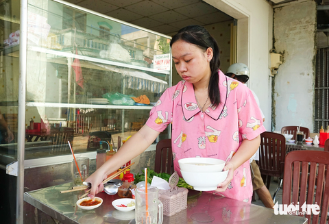 Yến Nhi đi làm thêm ở quán ăn để kiếm tiền đi học Yến Nhi đi làm thêm ở quán ăn để kiếm tiền đi học