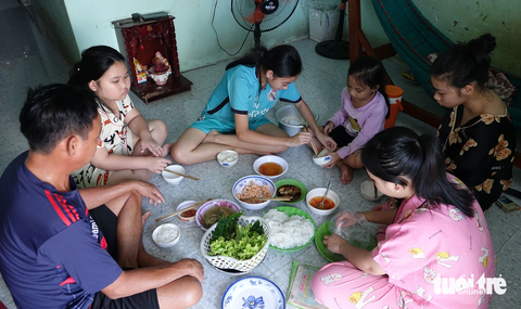 Ông Hưng và các con trong bữa cơm tối Ông Hưng và các con trong bữa cơm tối