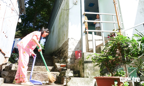 Năm chị em Yến Nhi sống trong căn nhà nhỏ được chính quyền địa phương hỗ trợ xây dựng Năm chị em Yến Nhi sống trong căn nhà nhỏ được chính quyền địa phương hỗ trợ xây dựng