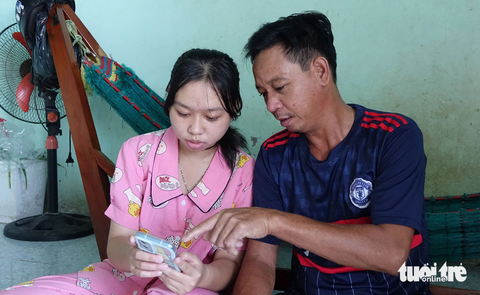 Biết con đậu đại học, ông Hưng vui mừng chia sẻ: ”cố gắng làm việc nhiều hơn nữa để chu cấp cho Yến Nhi sinh hoạt khi xa nhà” Biết con đậu đại học, ông Hưng vui mừng chia sẻ: ”cố gắng làm việc nhiều hơn nữa để chu cấp cho Yến Nhi sinh hoạt khi xa nhà”