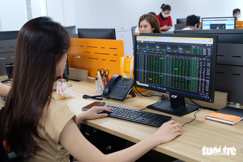 Chứng khoán 3 - Ảnh 1. Trong thời gian tới công ty chứng khoán, nhà đầu tư không được giao dịch bằng công nghệ robot. Tuy nhiên sau khi hệ thống KRX đi vào vận hành, nhiều khả năng hoạt động này sẽ được nới dần - Ảnh: BÔNG MAI