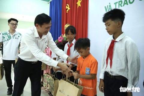 Những phần quà trung thu nghĩa tình cho học sinh vượt khó tại Tây Ninh - Ảnh 1. Những phần quà được Công ty cổ phần Greenfeed Việt Nam trao tận tay con em nông dân tỉnh Tây Ninh - Ảnh: PHƯƠNG QUYÊN