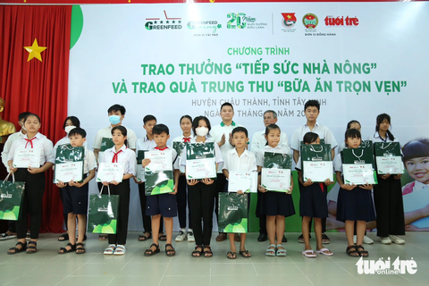Những phần quà trung thu nghĩa tình cho học sinh vượt khó tại Tây Ninh - Ảnh 2. Những phần học bổng, quà trung thu trao cho các em với hy vọng động viên tình thần, để việc học các em không bị dang dở - Ảnh: PHƯƠNG QUYÊN